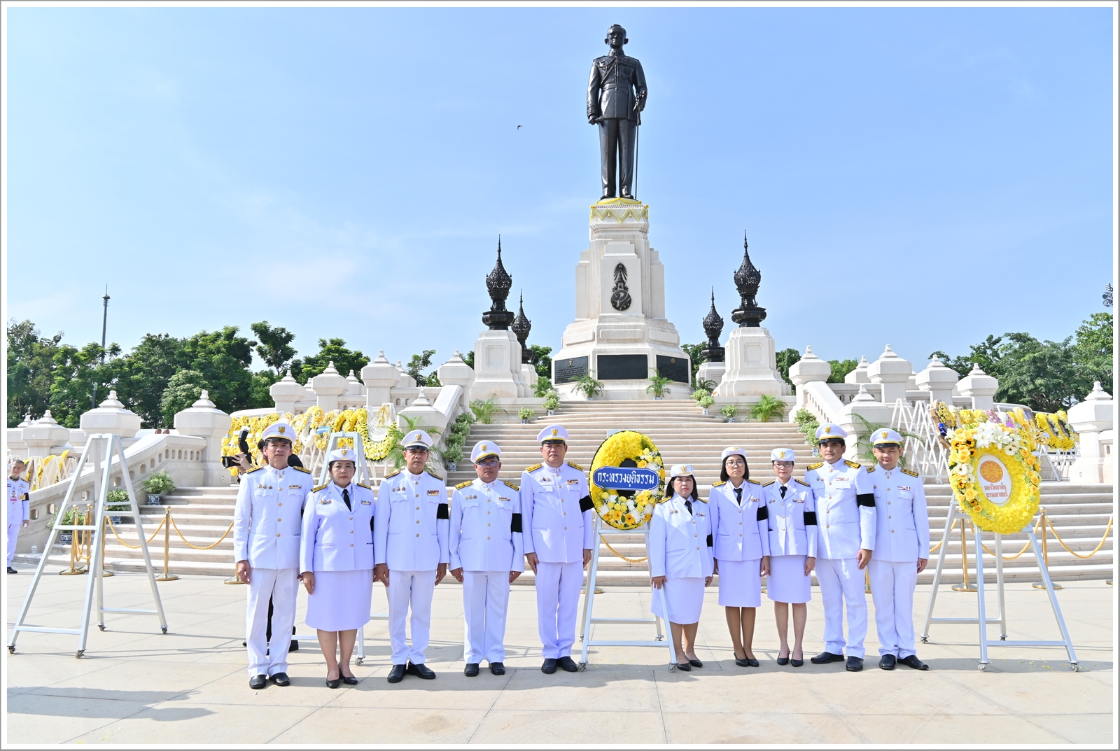 กรมบังคับคดี เป็นผู้แทนกระทรวงยุติธรรม ร่วมวางพวงมาลาถวายบังคมพระบรมราชานุสาวรีย์ พระบาทสมเด็จพระบรมชนกาธิเบศร มหาภูมิพลอดุลยเดชมหาราช บรมนาถบพิตร เนื่องใน “วันนวมินทรมหาราช” พุทธศักราช 2569